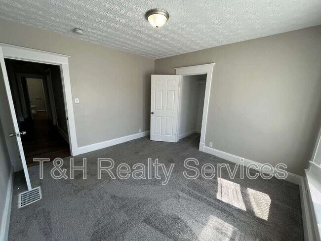 Building Photo - 514 E 33rd St