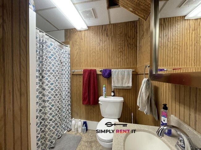 Building Photo - Tri-Plex, 3 Bedroom On Campus! Available Aug 1st