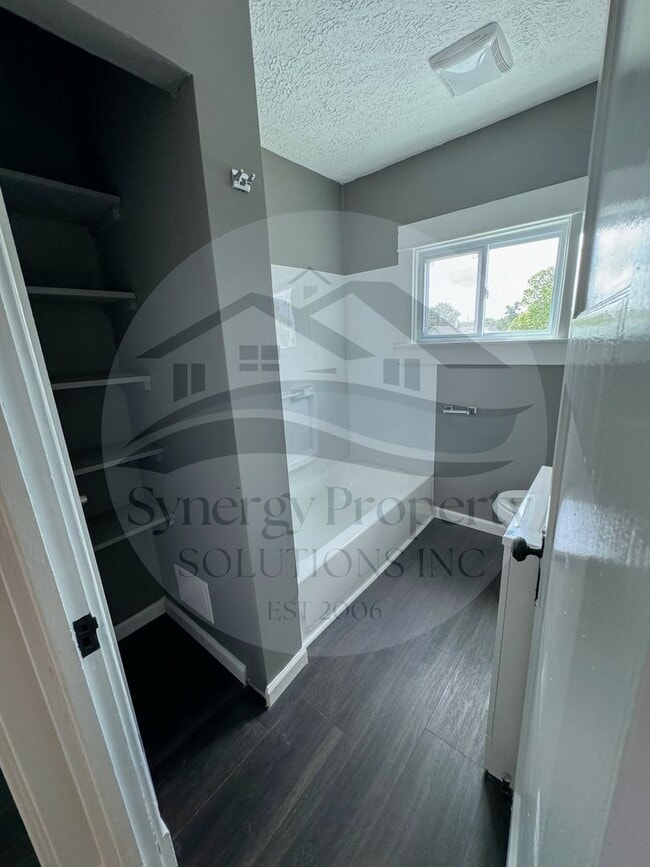 Building Photo - Crestline Home Available Now