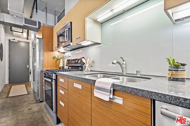 Building Photo - 746 S Los Angeles St