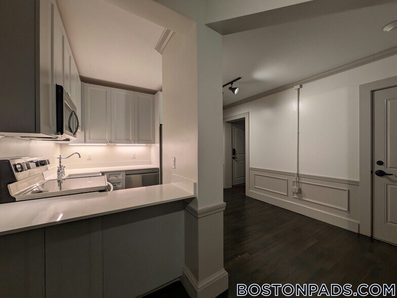 Building Photo - 9 Dana St