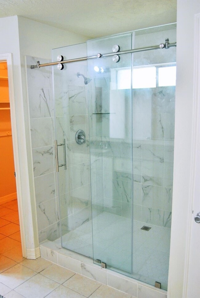 Building Photo - 2127 Woodland Springs St