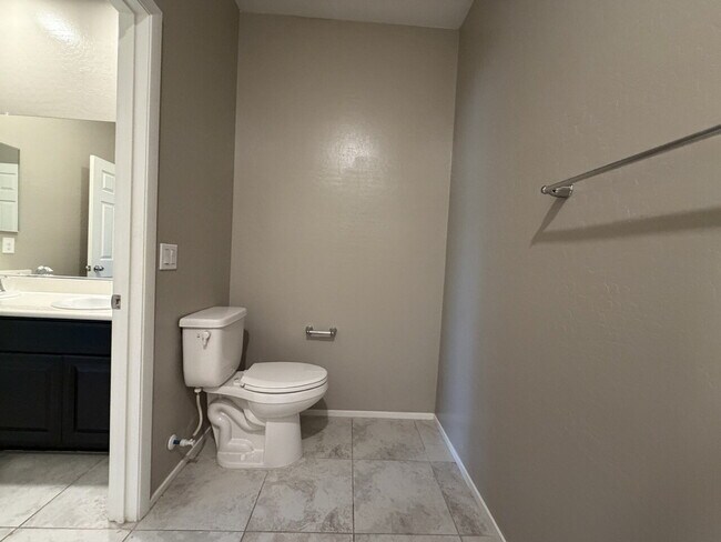 Building Photo - GATED 3 BED 3 BATH 2 CAR GARAGE TOWNHOUSE W/ BED AND BATH DOWNSTAIRS + LOFT & YARD. COMMUNITY FEA...