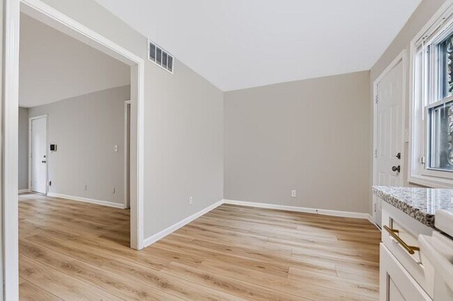 Building Photo - 1635 Line Cir