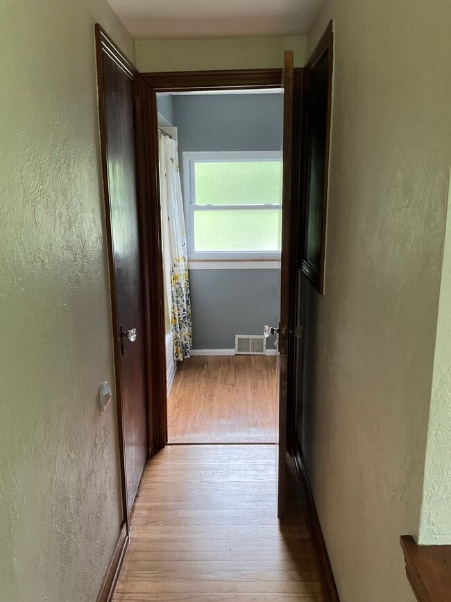 Building Photo - 3 Bedroom - Peaceful Living Just Minutes f...