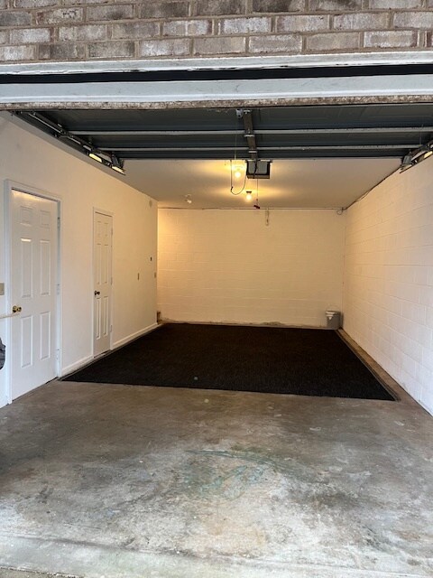 Building Photo - 107 King Henry Ln