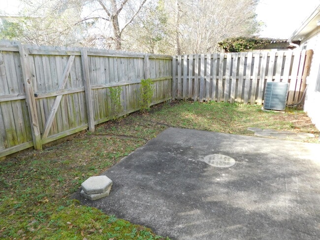 Building Photo - 135 Photinia Dr