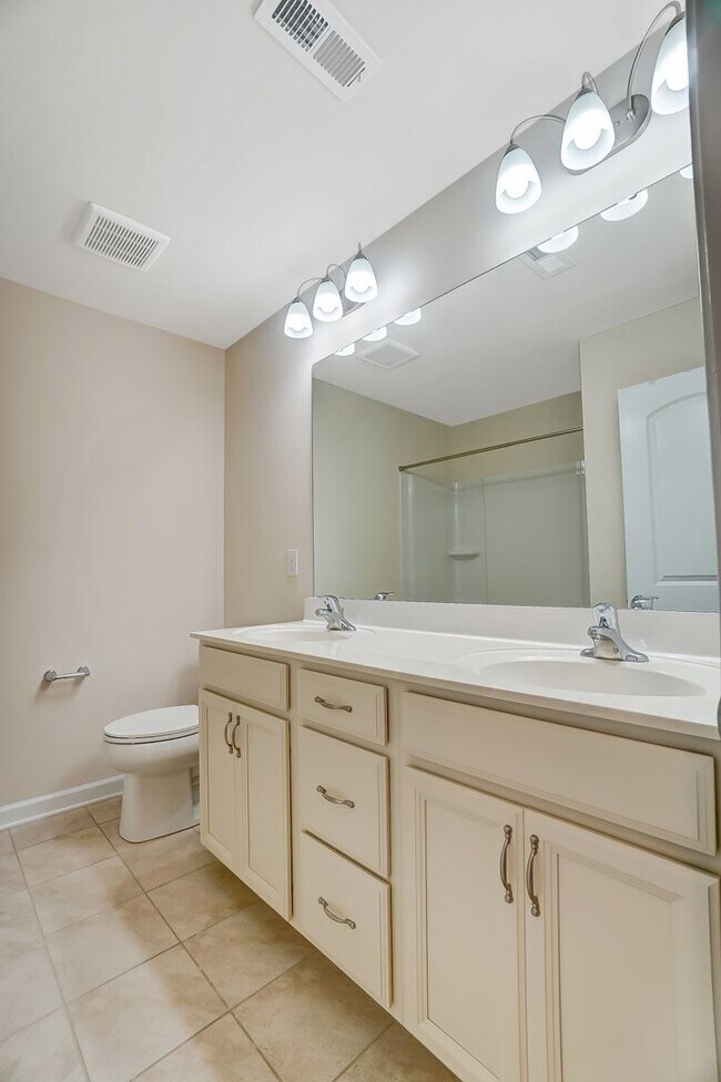 Building Photo - 3 Bedroom Townhome in Steele Creek!