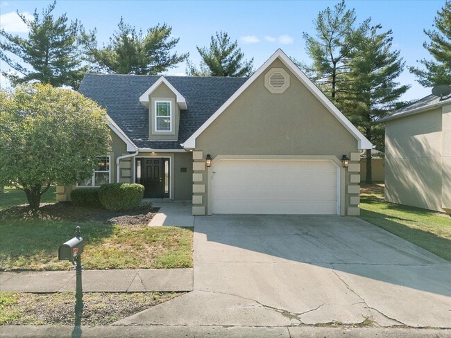 Building Photo - 412 N Village Cir