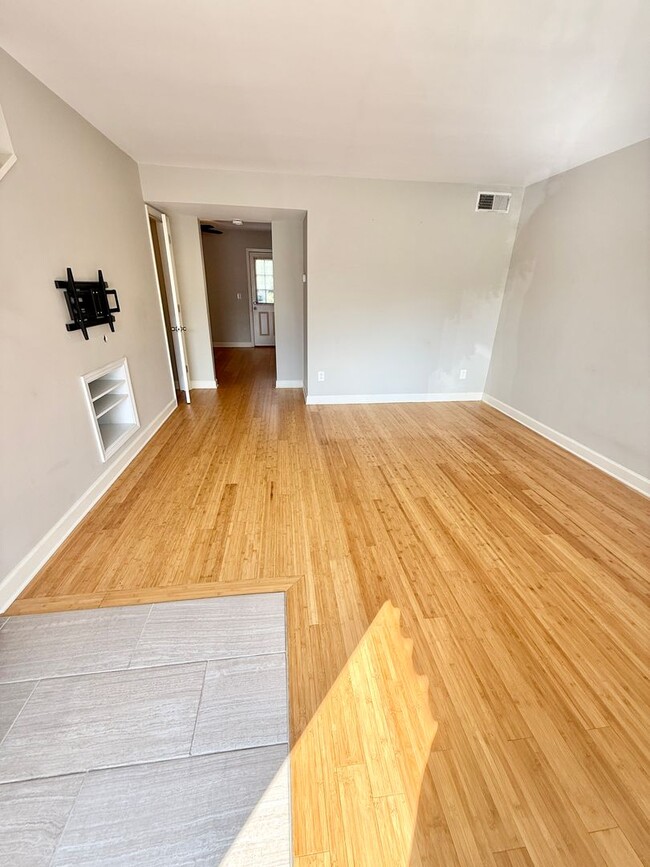 Building Photo - 2 Bedroom Hermitage condo only $1600!  Ava...
