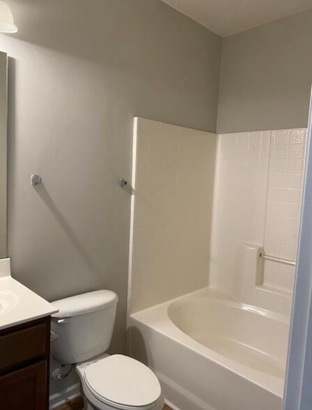 Downstairs Primary Bedroom / Garden Tub - 9665 Turning Wheel Dr