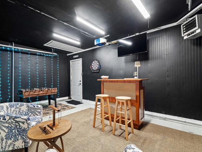 Building Photo - 5012 Hollyview Dr