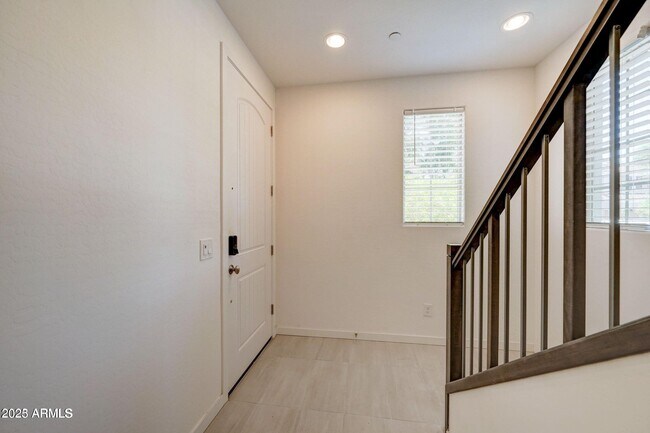 Building Photo - 1717 E Dogwood Ln
