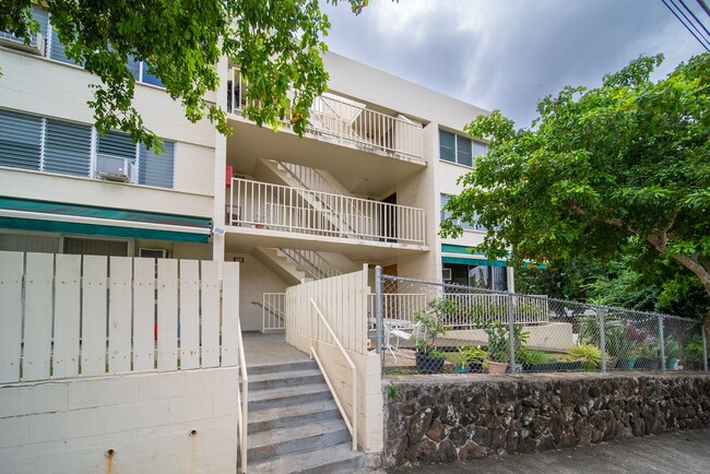 Building Photo - Upgraded Condo w/ Assigned Parking Near H1...