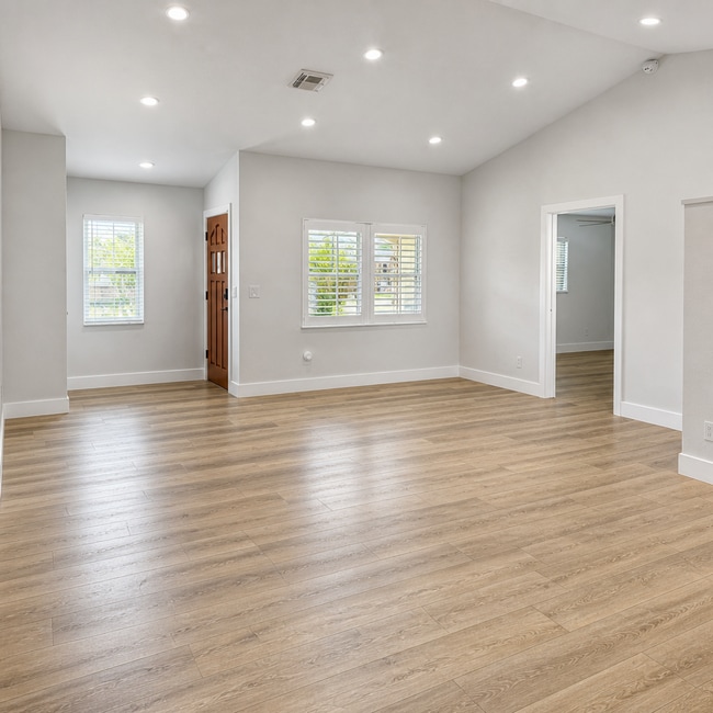 Building Photo - Updated 2/2/1 Home in Northeast St. Petersburg!