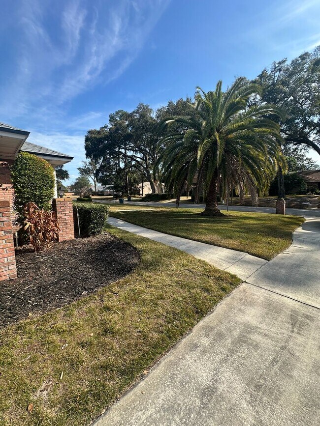 Building Photo - Great Location, Near St. John's River, Bea...
