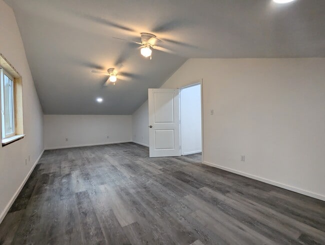 Building Photo - 1002 Pioneer Rd