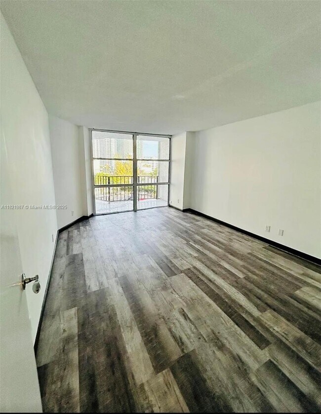 Building Photo - 800 Parkview Dr