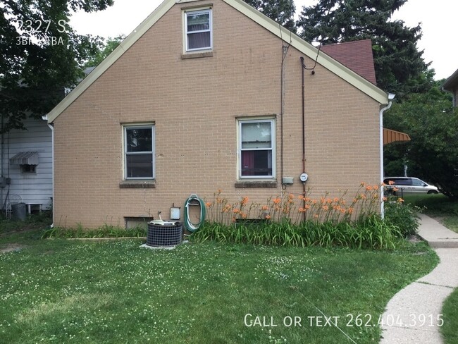 Building Photo - Three Bedroom 1 Bath Single Family Home