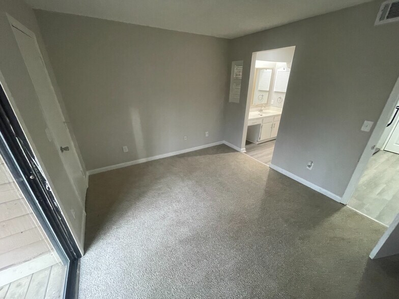 Building Photo - Room in Condo on Sharon Chase Dr