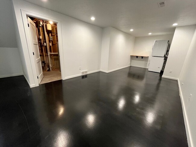 Building Photo - 4 Bed/3.5 Bath with 4 Stall Heated Garage!