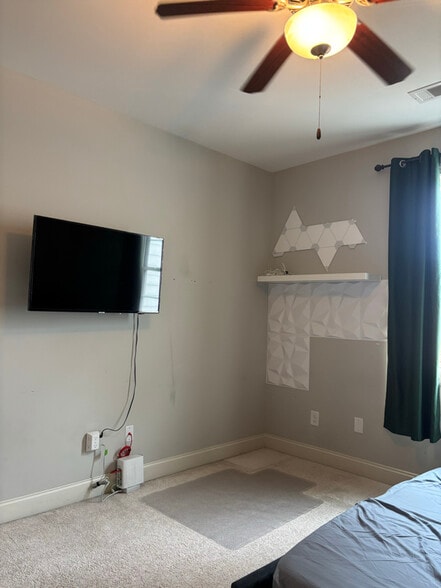 Building Photo - 3855 Academy Dr