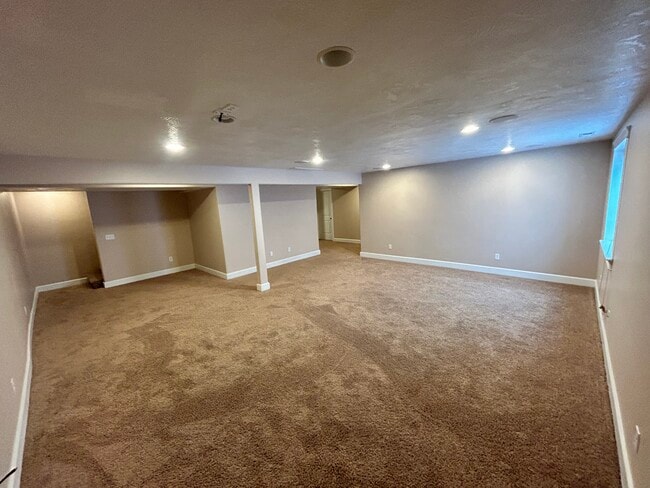 Building Photo - 1432 Falcon Dr