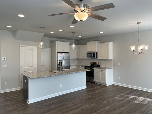 Building Photo - Beautiful Townhome in Downtown Wake Forest