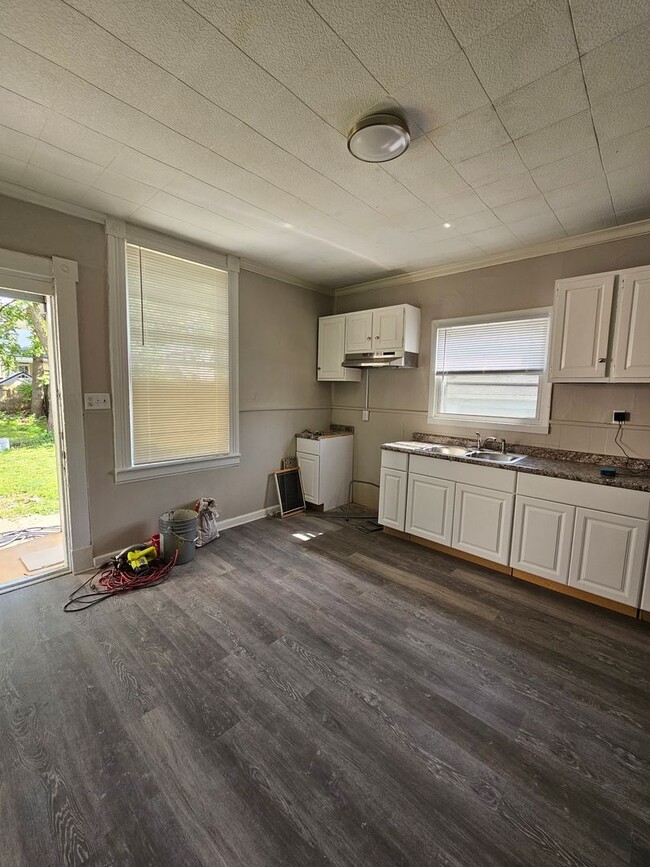 Building Photo - 6710 Vine St