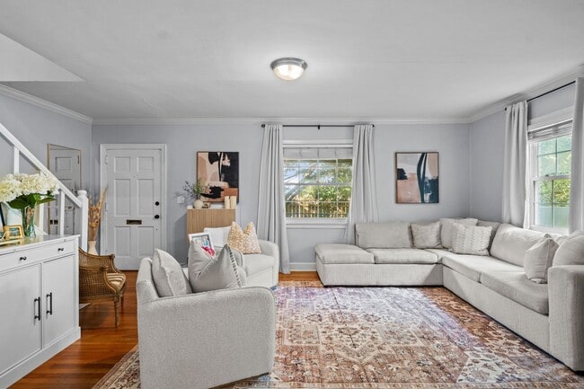Building Photo - Downtown Townhouse Available 1 Nov 25!