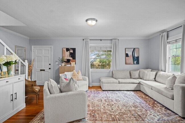 Building Photo - Spacious Townhome Available in Downtown Gr...