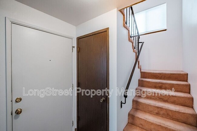 Building Photo - 1950 NW Hayes Ave