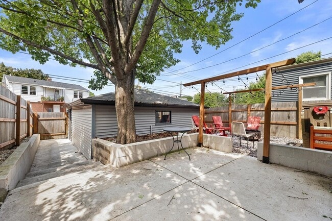 Building Photo - 3149 S Howell Ave
