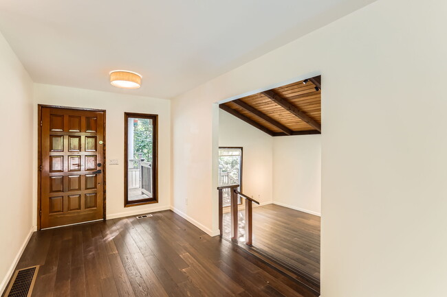 Building Photo - 1759 Marylhurst Dr