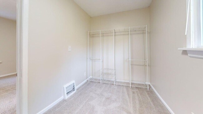 Building Photo - 3-Bedroom / 1.5 bath Single-Family Home