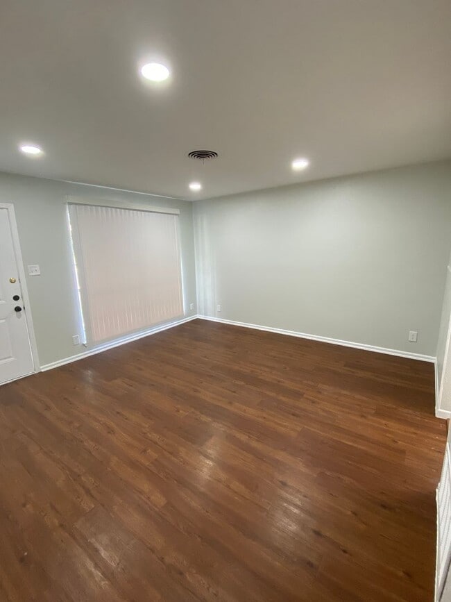 Building Photo - Recently Updated 3 Bedroom 2 Bath Minutes From Downtown