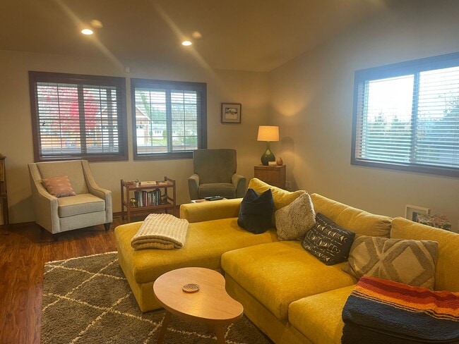 Building Photo - Lovely Single Level Holmes Harbor Home!