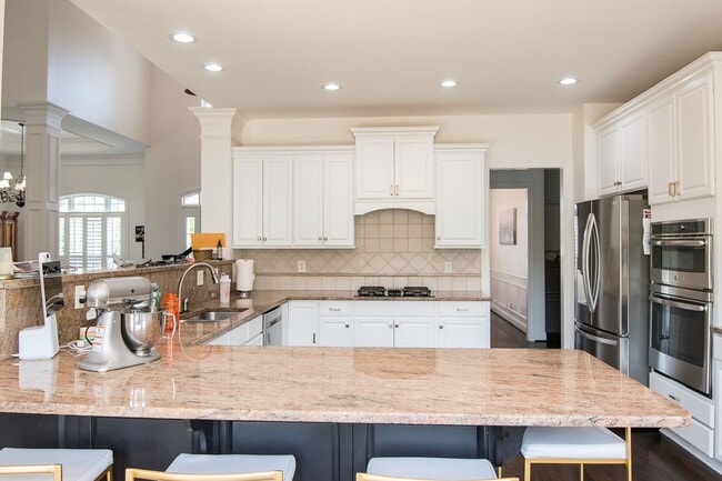 Building Photo - Luxury Living w/ Pool In Brentwood!