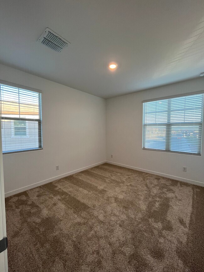 Building Photo - 9426 W Sells Dr