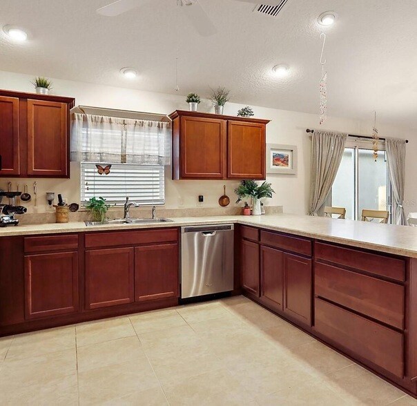 Building Photo - 1090 Becker Ave