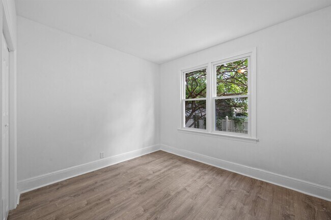 Building Photo - 160 Garfield Ave