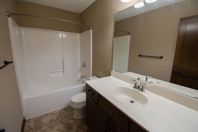 Building Photo - Move-In Ready NW Rochester Home with Finished Lower Level