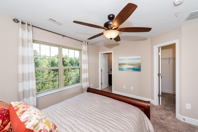 Building Photo - Luxury Townhome with a Garage!