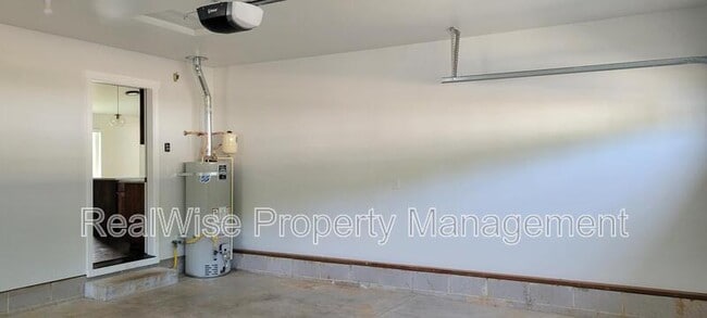 Building Photo - 1775 Daffodil Ln