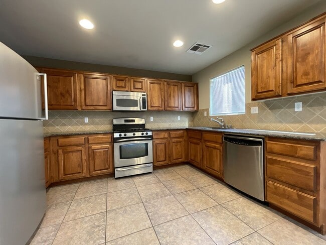 Building Photo - Spacious 3-Bedroom Home in the Northwest L...