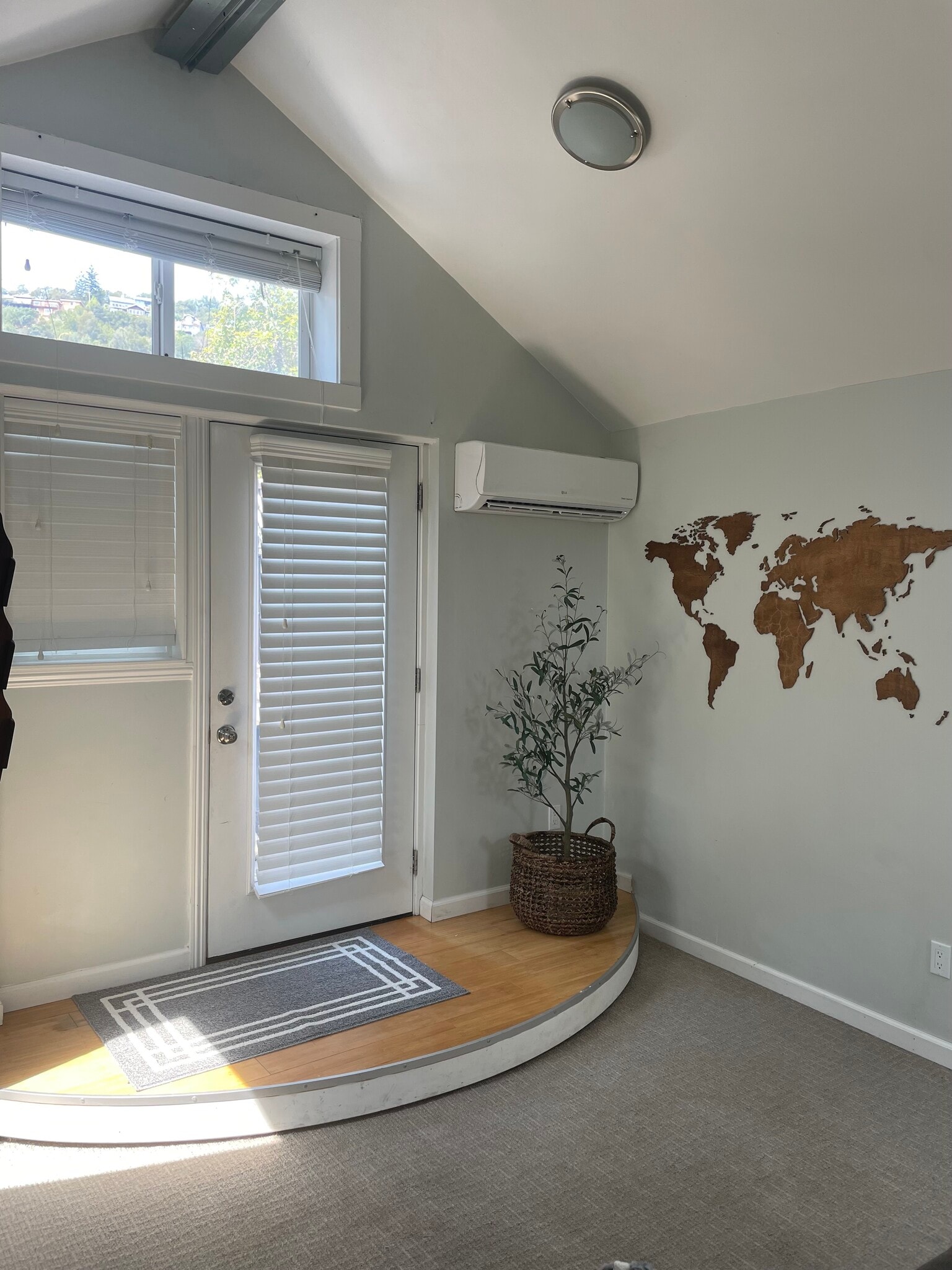 Entrance with small balcony outside and bbq grill - 1715 Lincoln Ave