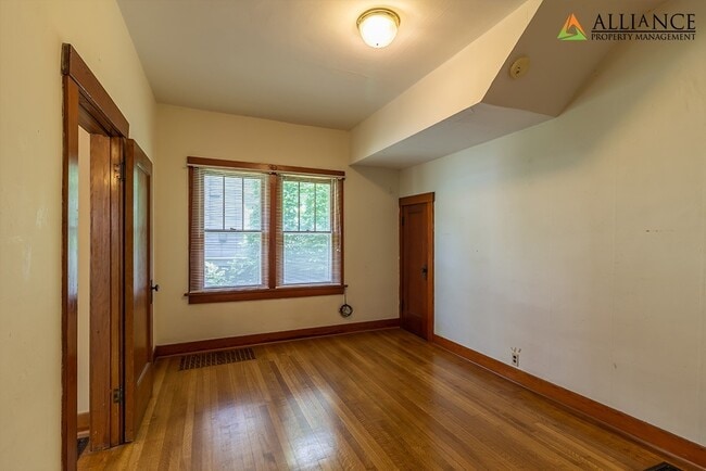 Building Photo - Gorgeous Home!!