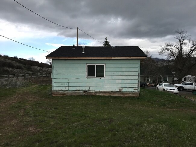 Building Photo - 220 Doty St