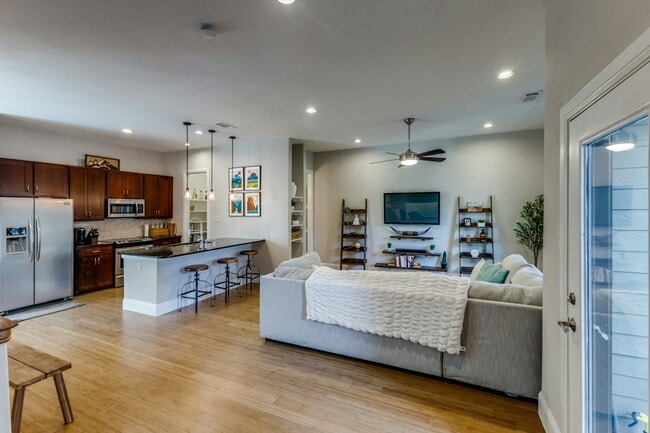 Primary Photo - 5914 Hudson St