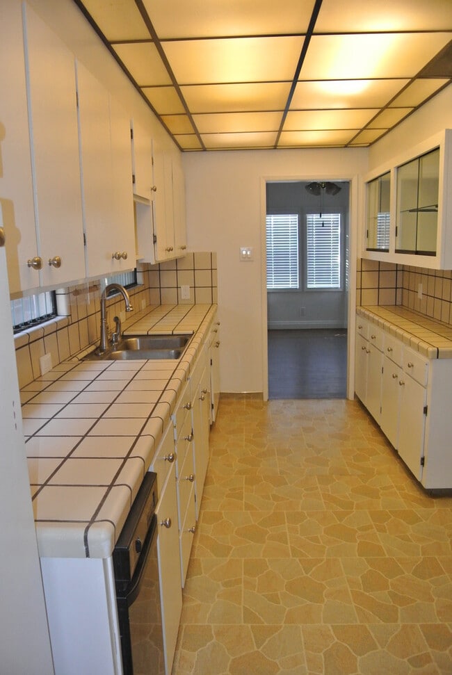 Building Photo - **COMING SOON!!** Spacious 2 Bedroom, 1 Bathroom Home near Convenient Old Town Pittsburg